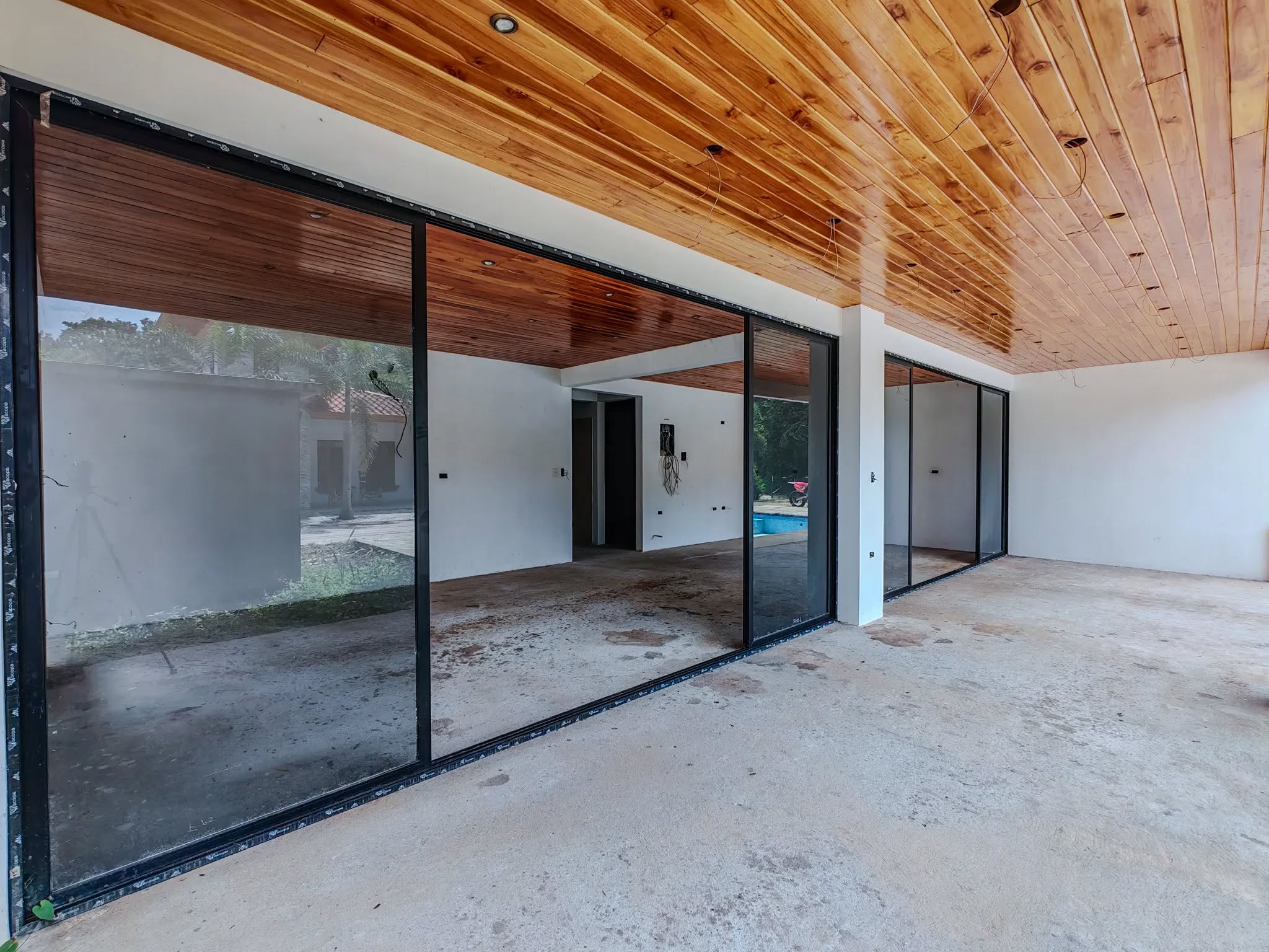 portes coulissantes en verre donnant sur l’extérieur samara apartments