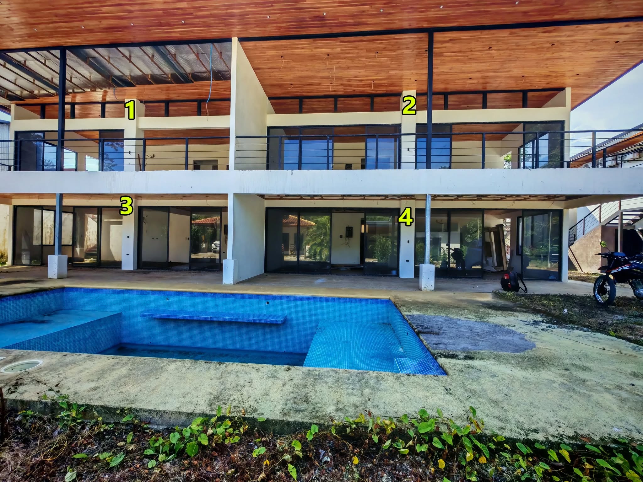 vue de face de l’immeuble d’appartements avec piscine samara apartments