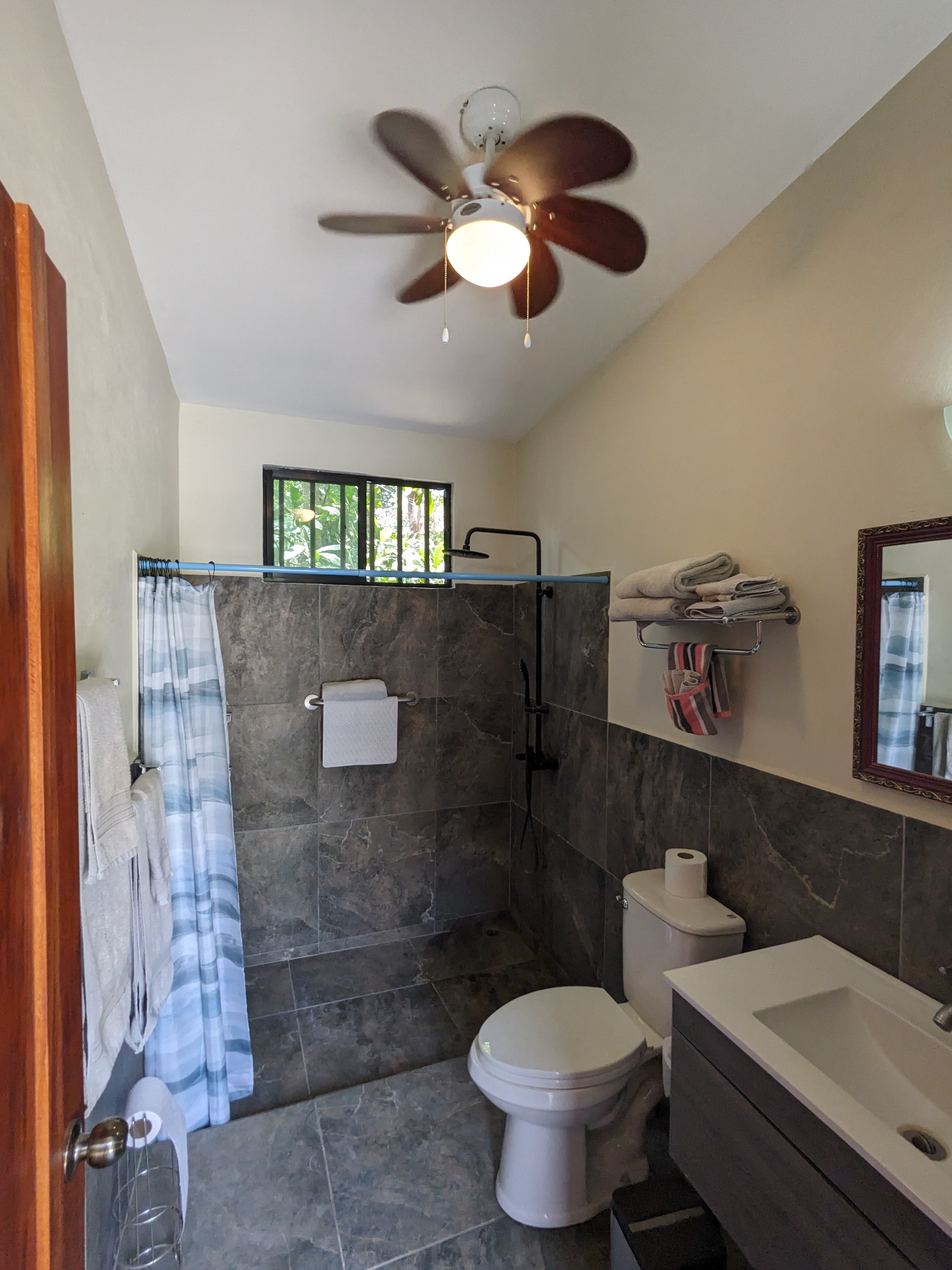 interior de baño dentro de apartamento paraíso tropical multifamiliar samara costa rica