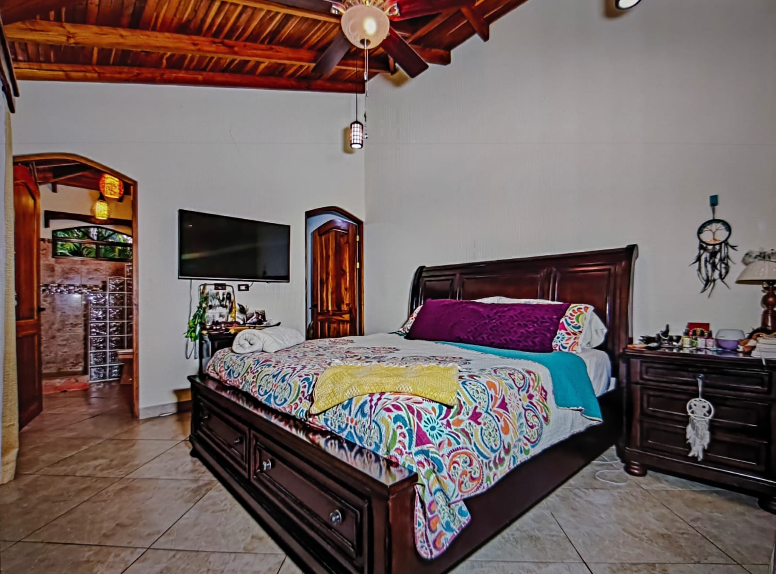 dormitorio principal con muebles de madera villa serenidad