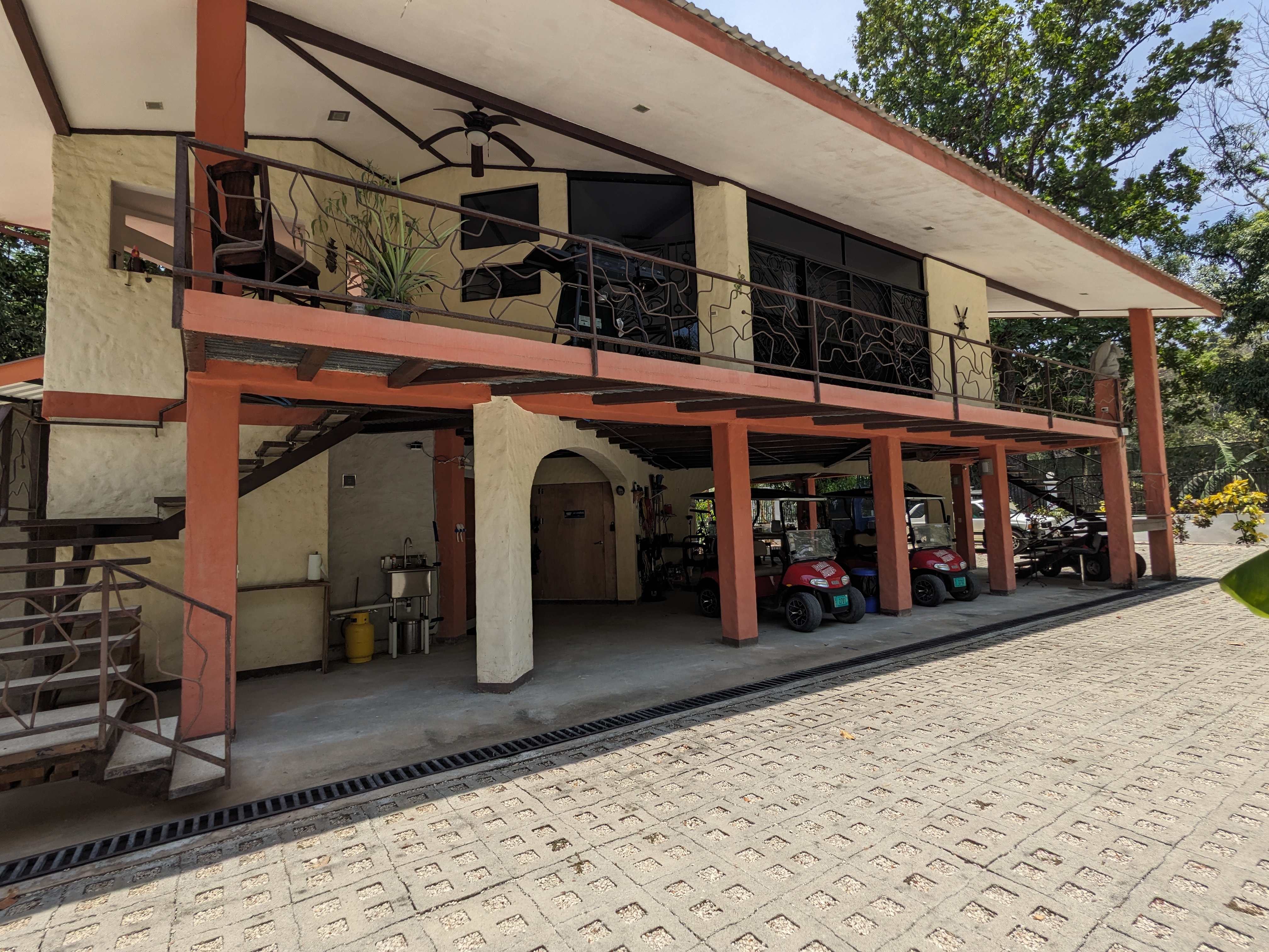 edificio de dos pisos en un paraíso tropical de unidades múltiples, Sámara, Costa Rica