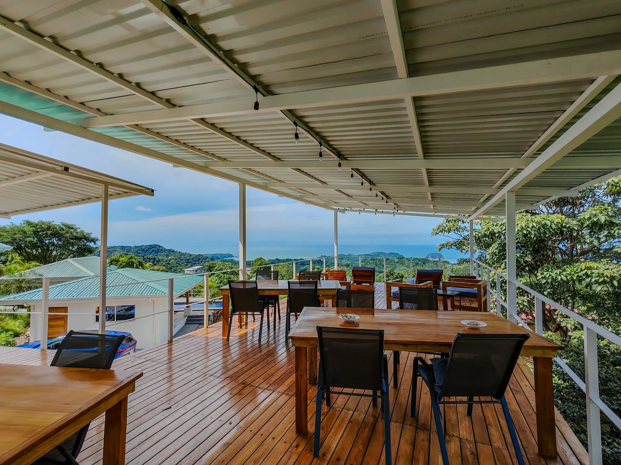 gran terraza cubierta con zona de estar retiro infinito