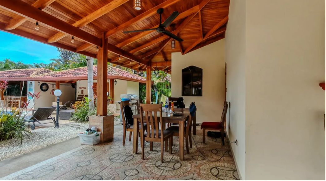 terrasse de repas en plein air villa en bord de riviere casas del rio