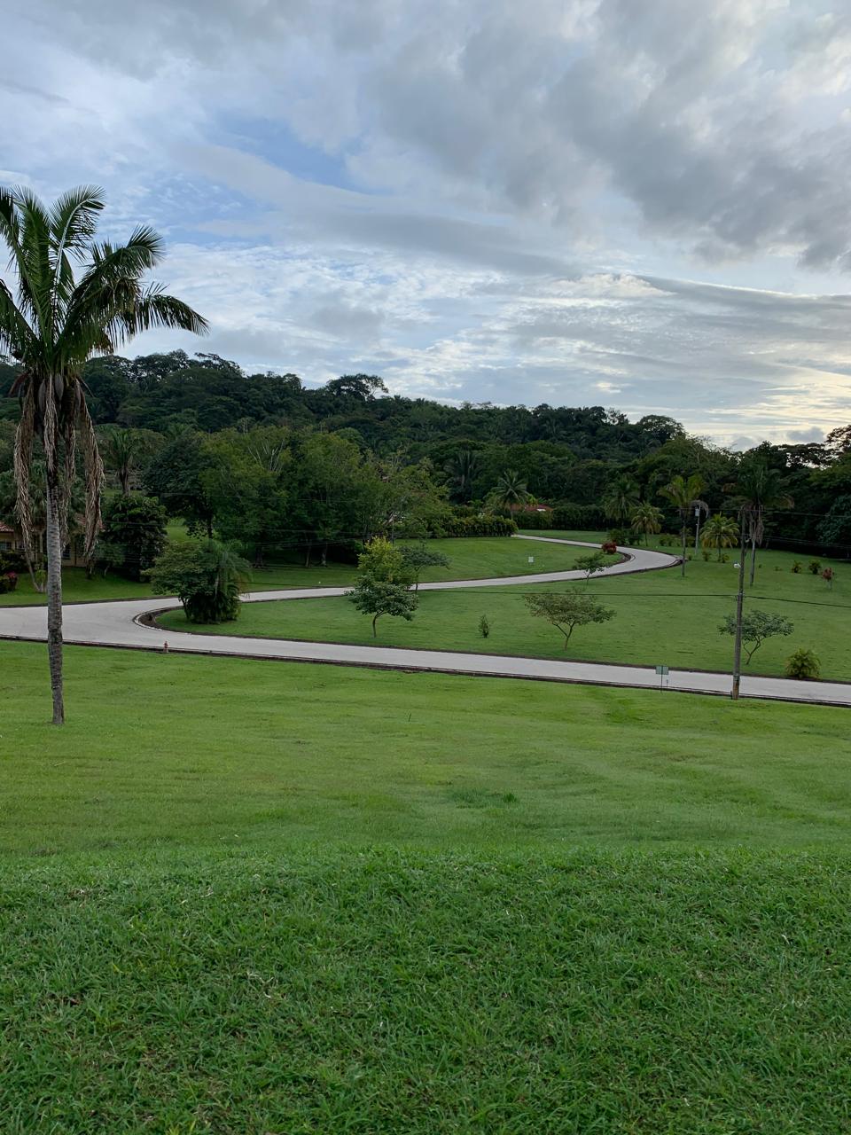 áreas verdes ajardinadas dentro de la comunidad Loma Verde, Costa Rica