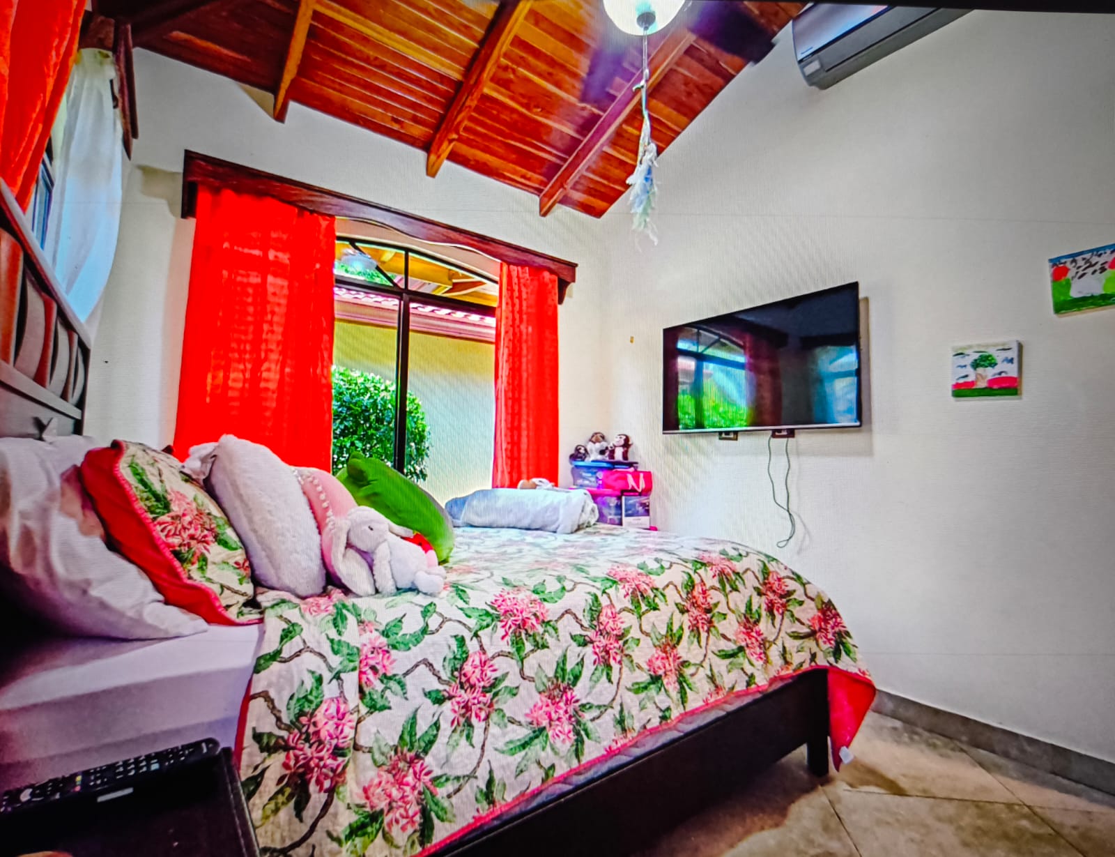 interior de dormitorio con luz natural serenidad de villa