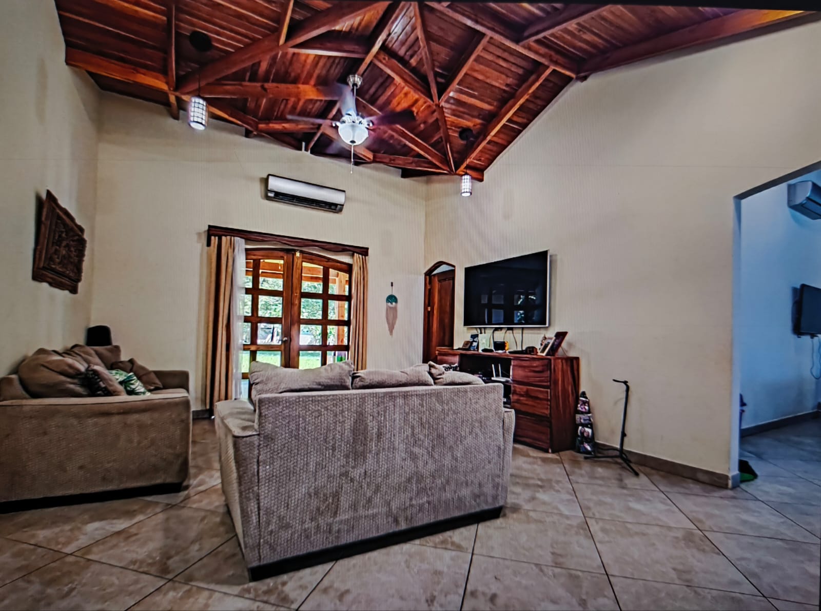 salón y zona de TV villa serenity interior