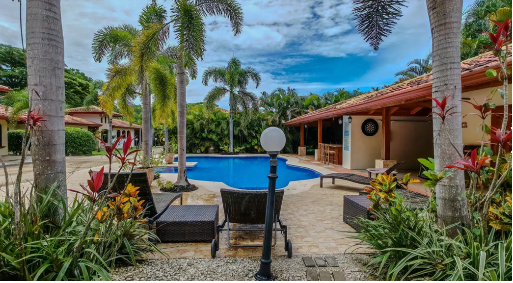 jardin et espace piscine casas del rio samara costa rica