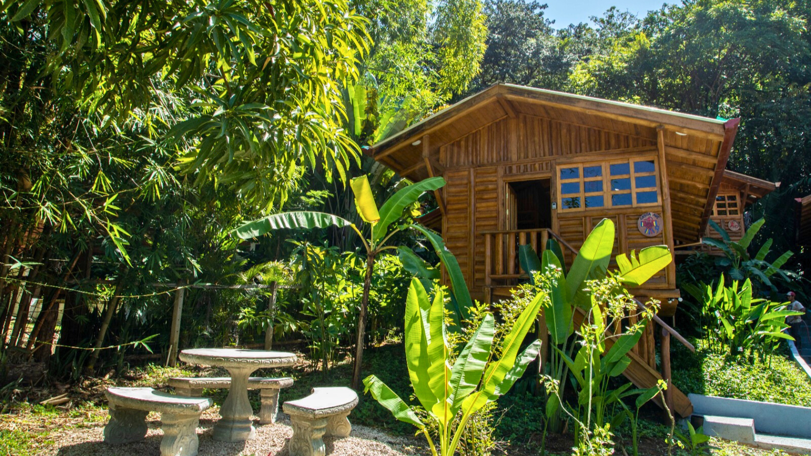 jardín tropical que rodea cabaña de madera samara costa rica
