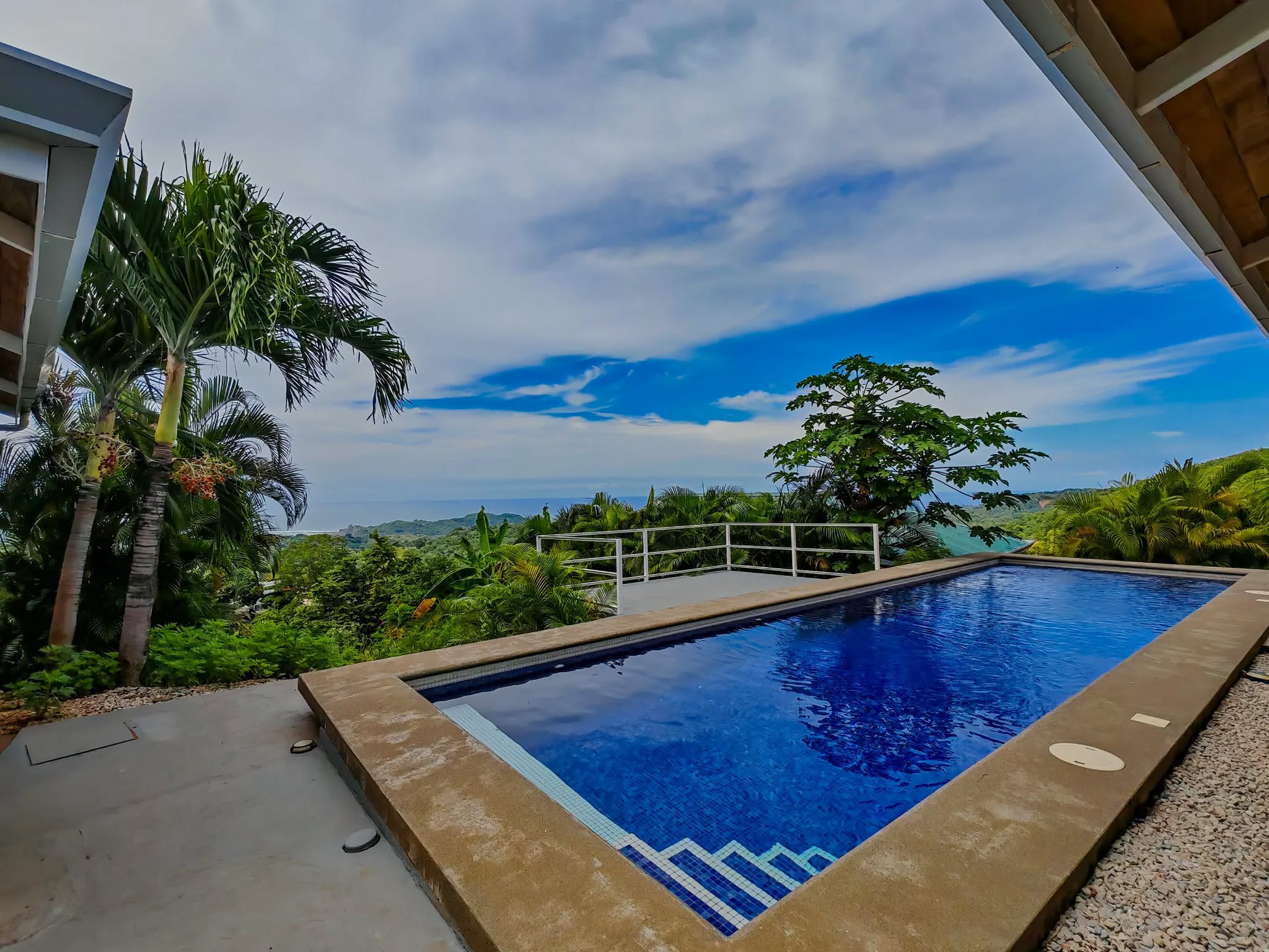 piscina infinita con vista al horizonte oceánico refugio infinito