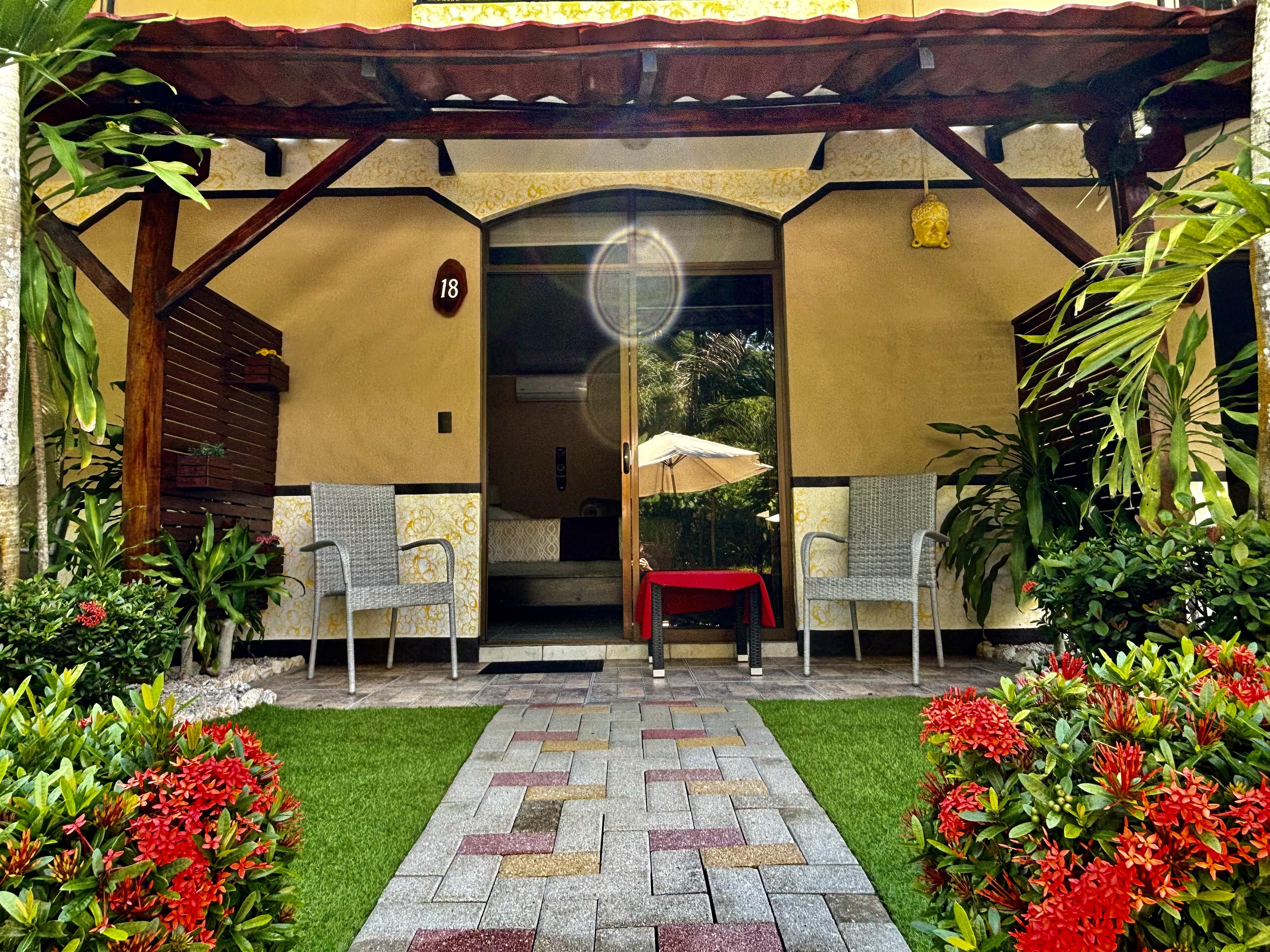 terraza de restaurante con vista tropical Samara Costa Rica