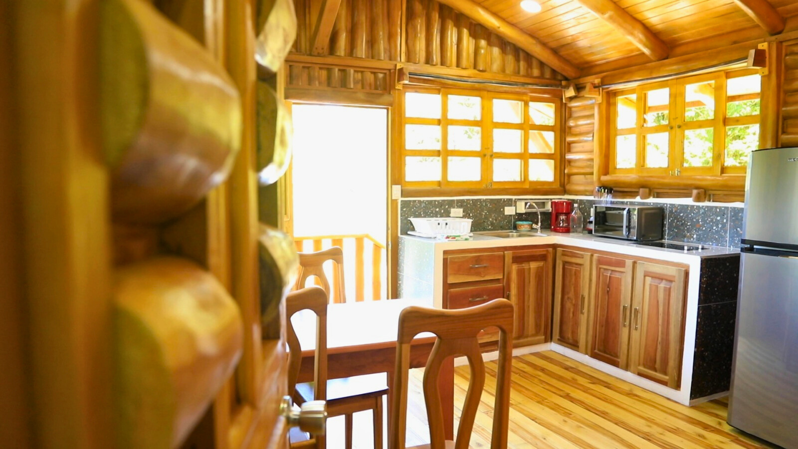interior de cabaña con cocina y comedor de madera Sámara Costa Rica