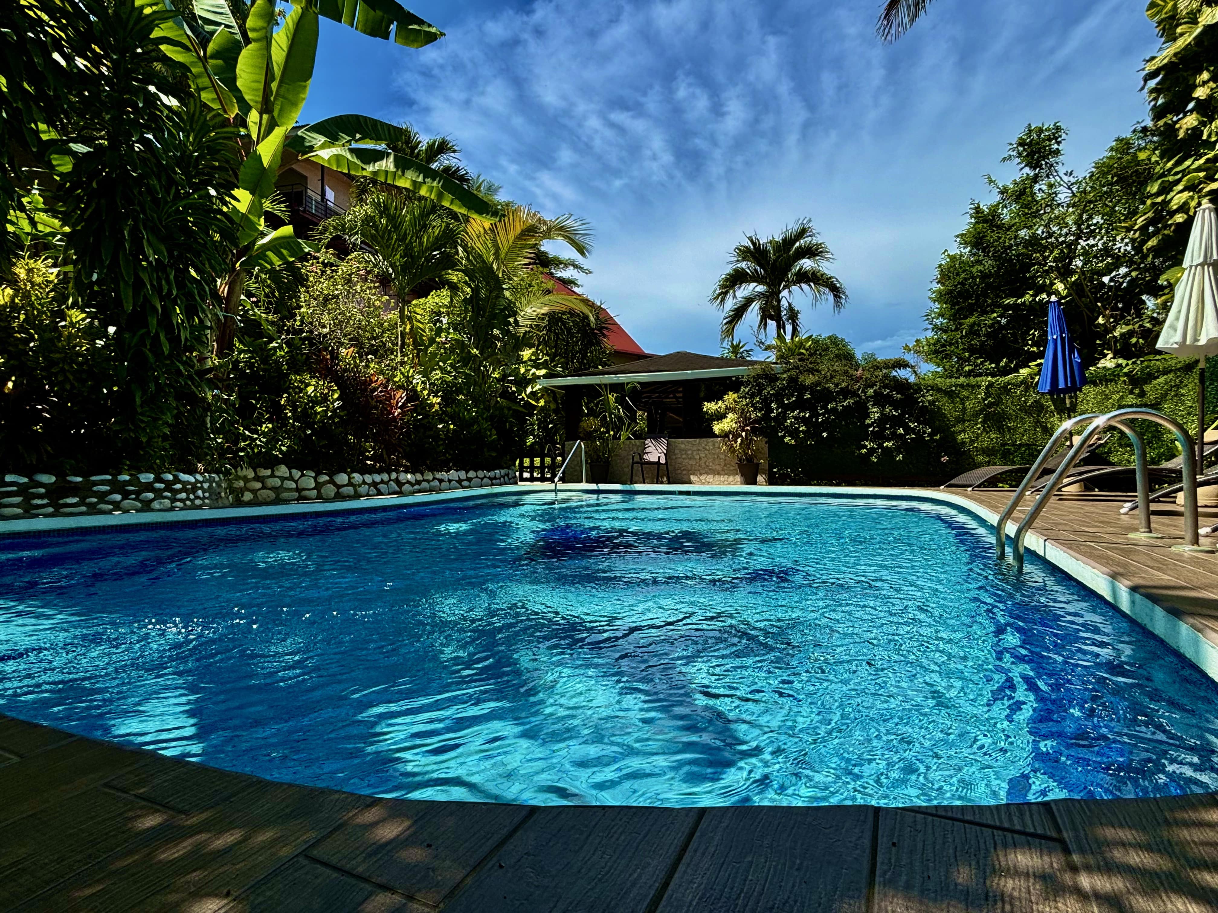 oasis tropical con zona de piscina del pacifico samara costa rica
