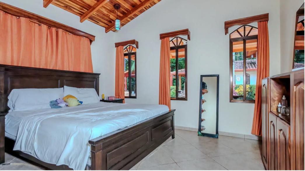 chambre avec mobilier en bois villa au bord de la riviere samara