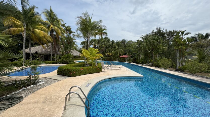 piscina comunitaria dentro de la comunidad cerrada Loma Verde Carrillo