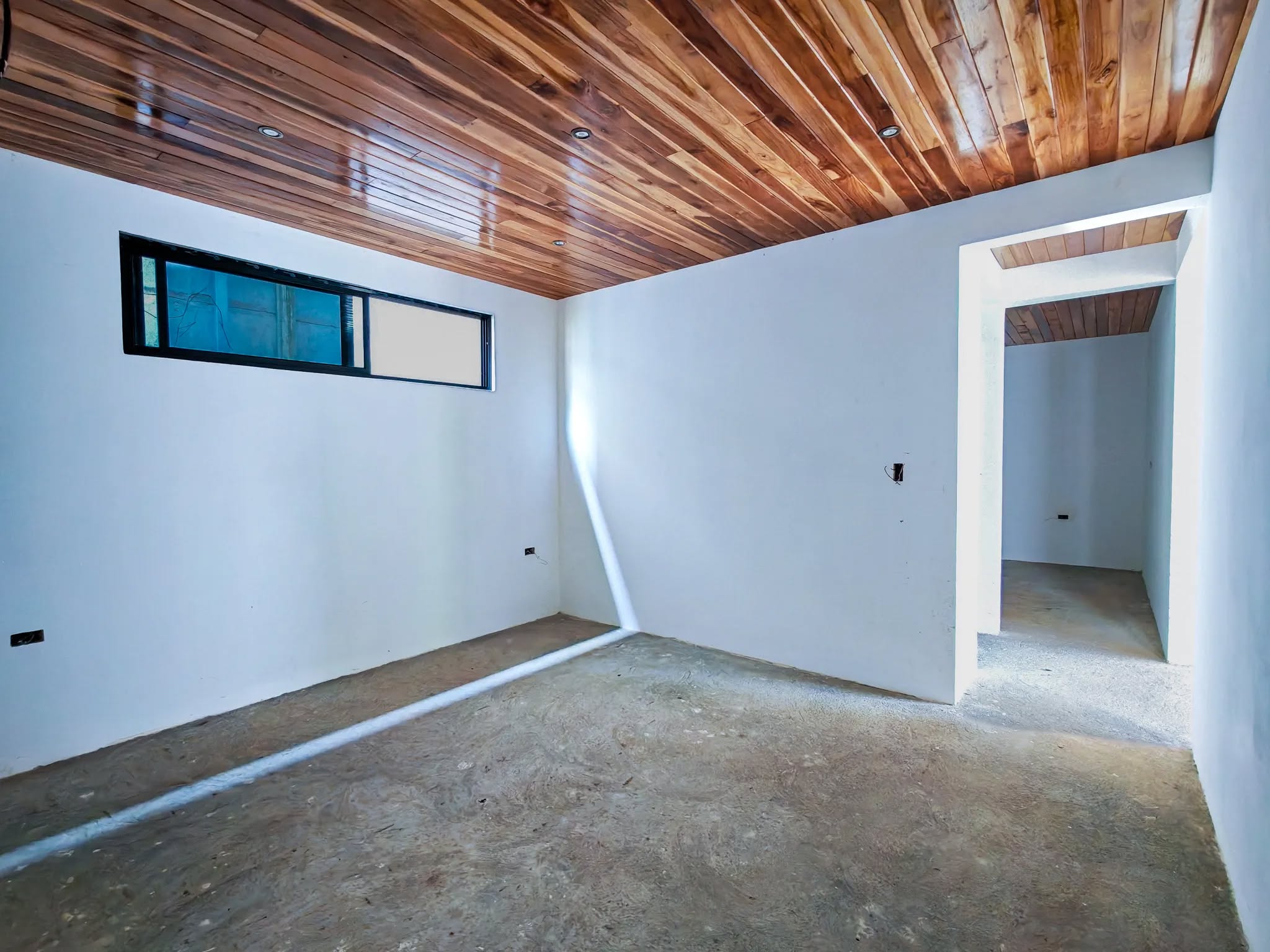 intérieur de chambre non fini avec plafond en teck samara apartments