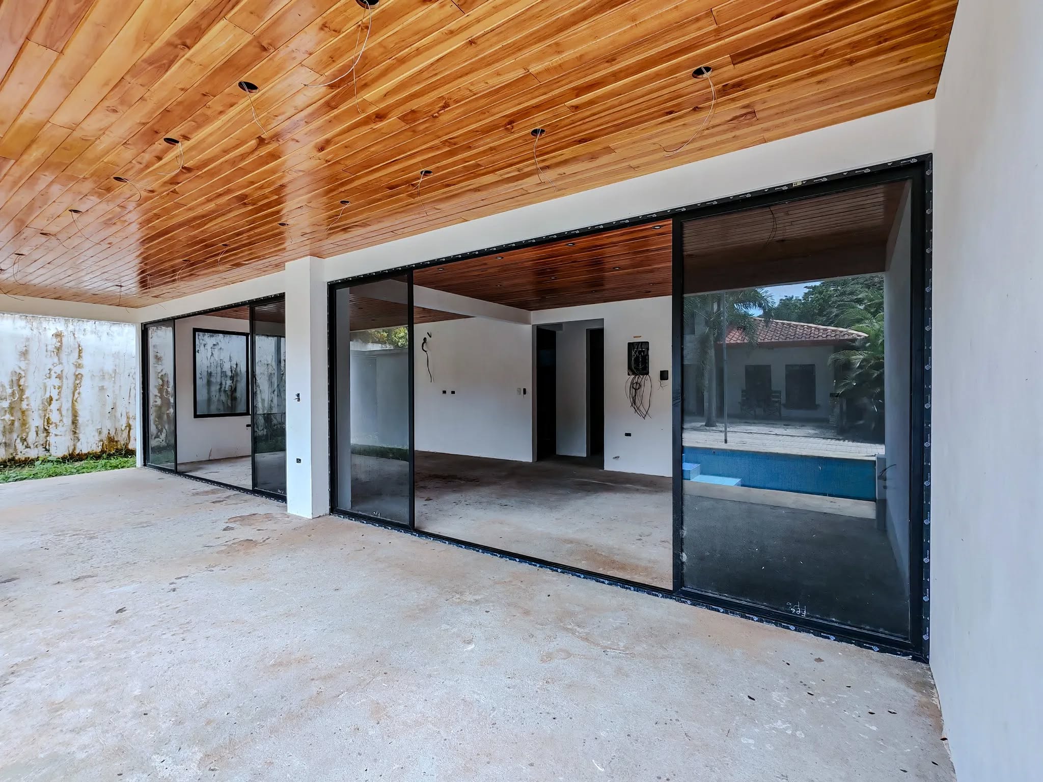 zone d’accès extérieur à côté des appartements et de la piscine samara apartments