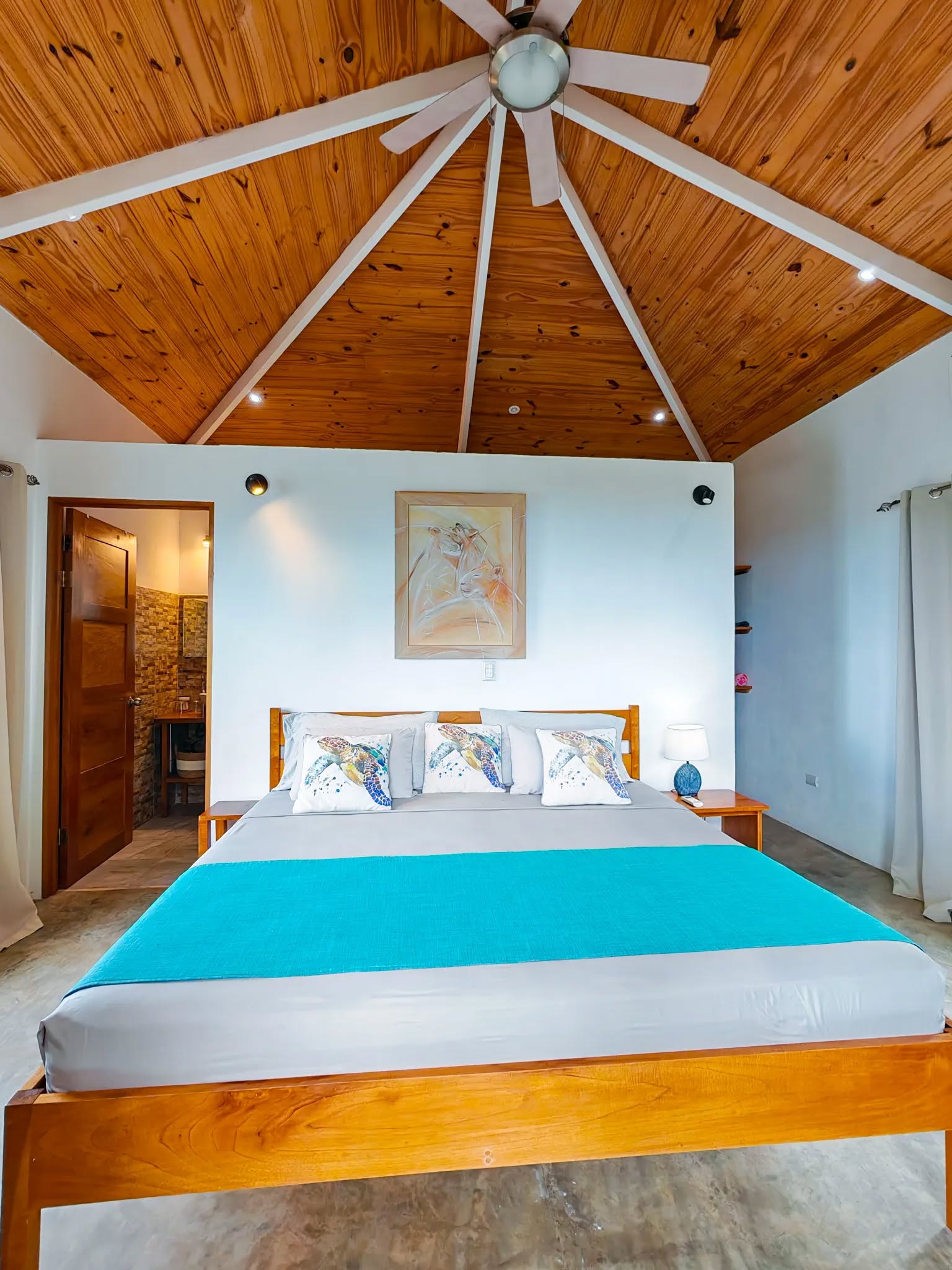 dormitorio con diseño de techo de madera infinity retreat